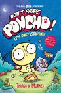 „DON'T PANIC PONCHO! IT'S ONLY CAMPING“; cartoonhafte Figuren, Lagerfeuer, Nachtlandschaft, fröhliche Stimmung.