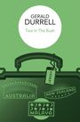 "GERALD DURRELL Two In The Bush" steht oben. Grüner Koffer mit Aufklebern: Australia, New Zealand, Malaya; Gepäckanhänger "Jersey".