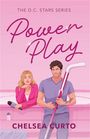 "The D.C. Stars Series. Power Play. Chelsea Curto." Illustration: Frau mit Mikrofon, Mann mit Hockeyschläger vor rosa Hintergrund.