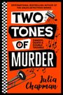 "Two Tones of Murder" von Julia Chapman, schwarz-weißes Schachmuster, Noten, Bus und Posaune auf orangem Hintergrund.
