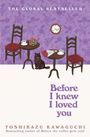 Texte: "Before I knew I loved you", "THE GLOBAL BESTSELLER", "TOSHIKAZU KAWAGUCHI", lila Tapete, zwei Tische, zwei Stühle, Katze.