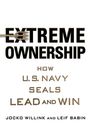 "EXTREME OWNERSHIP: HOW U.S. NAVY SEALS LEAD AND WIN. JOCKO WILLINK AND LEIF BABIN." Schwarze und goldene Schrift.