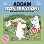Text: "MOOMIN COZY CREATIONS A RELAXING STICKER SCENES BOOK. Bring 20 scenes to life with your stickers." Illustration der Moomins in einer Landschaft mit Blumen und Stickern.