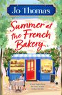 „Jo Thomas: Summer at the French Bakery“. Eine Frau sitzt vor einem Lieferwagen mit Gebäck, genießt einen Sommer in der Natur.