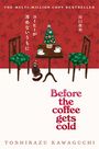 Texte: "Before the coffee gets cold", "THE MULTI-MILLION COPY BESTSELLER". Illustration: Zwei Stühle, Tisch, Katz.