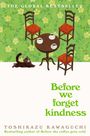 Text: „THE GLOBAL BESTSELLER“, „Before we forget kindness“, „TOSHIKAZU KAWAGUCHI“. Illustration: Vier Stühle, Tisch, Katze.