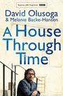 Titel: "A House Through Time". Autoren: David Olusoga & Melanie Backe-Hansen. Mann mit Brille, sitzt auf Treppe.