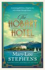 Text: „A stunning gold dress, a forgotten key and a whisper through history... The Hobart Hotel. Mary-Lou Stephens, Bestselling Australian Author.“

Buchcover mit Landschaft, See, Segelbooten, und Bergen im Hintergrund.