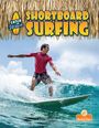 Text: "SHORTBOARD SURFING" und "CATCH the Wave". Surfer in rotem Shirt auf Welle. Tropische Dachoptik oben, Logo unten.