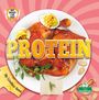 "PROTEIN" in großen gelben Buchstaben über gebratenem Hähnchen und Eiern auf einem Teller.