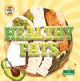 "HEALTHY FATS" Text über einer Holplatte mit Oliven, Käse, Lachs. Logo: Why Should I Eat This?, Avocado.
