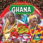 "Life and Traditions in Ghana" steht oben. Zwei traditionell gekleidete Männer in bunten Gewändern und Goldschmuck.
