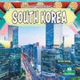 "Life and Traditions in South Korea". Skyline von modernen Hochhäusern bei Tag, mit traditionellem Muster am oberen Rand.