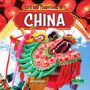 Text: "Life and Traditions in China." Darstellung eines bunten Drachens mit Laternen im Hintergrund und blauen Himmel.