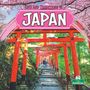 Oben: „Life and Traditions in Japan.“ Roter Torii-Pfad, Kirschblüten, grüner Hintergrund. Logo unten rechts.
