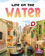 „Life on the Water“, darunter „Heather C. Hudak“, zeigt eine venezianische Szene mit Gondel in einem schmalen Kanal.