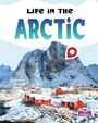 "Life in the Arctic" in großer Schrift. Winterlandschaft mit roten Häusern und schneebedecktem Berg im Hintergrund.