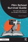 "Film School Survival Guide: The Ultimate Manual for Student Filmmakers" von Kieron Evans. Illustration: Hand hält Kamera aus Buch.
