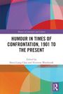 „Humour in Times of Confrontation, 1901 to the Present“ steht groß auf weißem Hintergrund, umgeben von bunten abstrakten Formen.