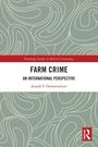 Text: "FARM CRIME: AN INTERNATIONAL PERSPECTIVE", Joseph F. Donnermeyer. Kursive Linien auf grauem Hintergrund.