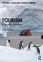 "TOURISM: A Modern Synthesis, Sixth Edition" steht über Pinguinen auf Eis, mit einem Boot im Hintergrund.