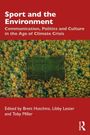 „Sport and the Environment“ oben, Editoren unten. Fußballfeld inmitten eines Waldes, umgeben von Herbstlaub.