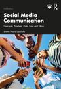 "Social Media Communication" Fifth Edition, Menschen halten Smartphones und schauen nach unten, blauer Himmel im Hintergrund.