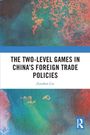 „THE TWO-LEVEL GAMES IN CHINA'S FOREIGN TRADE POLICIES“ von Zuochen Liu. Hintergrund in blauen und roten Aquarelltönen.