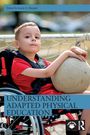 "Understanding Adapted Physical Education", ein Kind im Rollstuhl hält einen Fußball. 