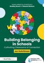 Text: Building Belonging in Schools. Bunter Puzzle-Kreis auf dunkelgrünem Hintergrund, unten Logo und Infos zu Buchreihe und Autor.