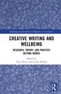 "Creative Writing and Wellbeing" von Caty Flynn und Ursula Hurley. Blaues, florales Muster im Hintergrund.