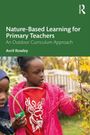 "Nature-Based Learning for Primary Teachers. An Outdoor Curriculum Approach. Avril Rowley." Ein Kind erkundet Pflanzen.