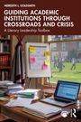 Titel: "Guiding Academic Institutions Through Crossroads and Crisis: A Literary Leadership Toolbox" von Meredith L. Goldsmith.  
Schreibtisch mit Laptop, Notizen und Bücher vor einem Fenster.