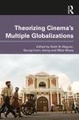 Text: "Theorizing Cinema's Multiple Globalizations", Herausgeber: Keith B. Wagner, Seung-hoon Jeong, Meta Mazaj.  
Szene: Menschen vor einem großen, alten Gebäude.