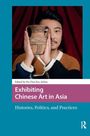 "Exhibiting Chinese Art in Asia: Histories, Politics, and Practices." Mann hält antike Keramikvase vor bordeauxrotem Vorhang.