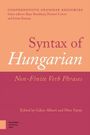 „Syntax of Hungarian: Non-Finite Verb Phrases“ ist der Titel. Einfache, zweifarbige Buchgestaltung mit Editorennennung.