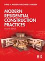 Titel: "Modern Residential Construction Practices, Second Edition". Ein mehrstöckiges Haus in weißem Stil, freigelegt.