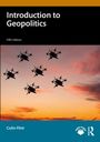 "Introduction to Geopolitics, Fifth Edition, Colin Flint." Silhouetten mehrerer Helikopter vor einem farbenfrohen Sonnenuntergang.