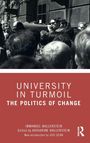 "UNIVERSITY IN TURMOIL: THE POLITICS OF CHANGE" von Immanuel und Katharine Wallerstein. Menschenmenge in schwarz-weiß.