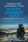 "FINDING AND SUSTAINING YOUR SCHOOL LEADERSHIP VOICE" von Chris Tooley. Steinhaufen in bergiger Landschaft.