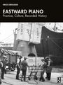"EASTWARD PIANO: Practice, Culture, Recorded History" – Menschen verladen Kisten mit Aufschrift "PIANOS" auf ein Schiff.