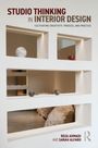 "STUDIO THINKING IN INTERIOR DESIGN" oben, Autoren unten. Weiße Wand mit eingerückten Nischen und Skulpturen.