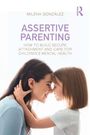 "ASSERTIVE PARENTING: HOW TO BUILD SECURE ATTACHMENT AND CARE FOR CHILDREN'S MENTAL HEALTH" zeigt eine Frau und ein Kind, die sich liebevoll anlächeln.