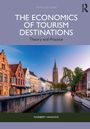 "The Economics of Tourism Destinations" oben, "Norbert Vanhove" unten. Bild: Malerische Stadt mit Kanal und historischer Architektur.