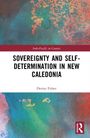 Text: "Sovereignty and Self-Determination in New Caledonia" von Denise Fisher. Abstrakte blaue und rote Muster im Hintergrund.