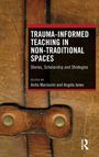 "Trauma-Informed Teaching in Non-Traditional Spaces" von Anita Maclaurin und Angela Jones. Ein brauner Lederhintergrund.