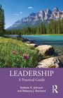 "LEADERSHIP A Practical Guide" von Stefanie K. Johnson und Rebecca J. Reichard. Flusslandschaft mit Bergen.