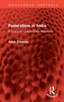 "Federalism in India: A Study of Union-State Relations" von Asok Chanda. Hintergrund mit roten, gewölbten Strukturen.