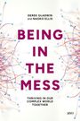 "BEING IN THE MESS" von Derek Gladwin und Naoko Ellis. Text umrahmt von blauen und roten Linien.