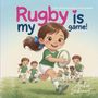 „Rugby is my game!“ Ein fröhliches Mädchen in grüner Sportkleidung rennt mit einem Rugby-Ball auf einer Wiese, gefolgt von anderen Kindern.